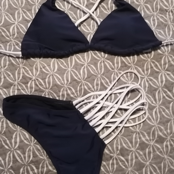 Bikini - Picture 3 of 3